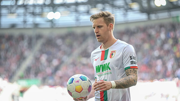 FC Augsburg - 1. FC Köln       -  FC Augsburg - 1. FC Köln ARCHIV - 31.03.2024, Bayern, Augsburg: Fußball: Bundesliga, FC Augsburg - 1. FC Köln, 27. Spieltag, WWK-Arena. Augsburgs Arne Maier auf dem Weg zum Eckball. Er verlängert beim FC Augsburg. (zu dpa: «FC Augsburg verlängert Vertrag mit Arne Maier») Foto: Harry Langer/dpa +++ dpa-Bildfunk +++