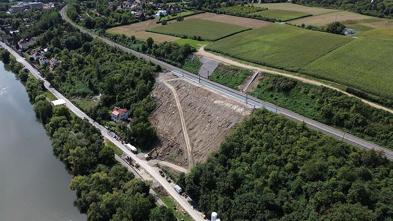 Weil der Hang oberhalb der Mainstockheimer Straße durch den Starkregen Anfang Juni ins Rutschen kam, muss nun das Gleis neu gebaut werden. Weil der Hang oberhalb der Mainstockheimer Straße durch den Starkregen Anfang Juni ins Rutschen kam, muss nun das Gleis neu gebaut werden.