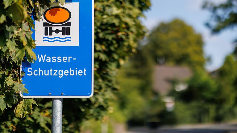 Wasserversorgung in Bayern - Wasserschutzgebiet       -  Die Debatte um Wasser als schützenswertes Gut nimmt mit der geplanten Einführung des Wassercents in Bayern an Fahrt auf. (Symbolbild)