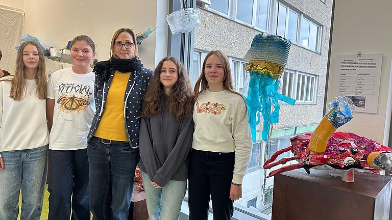 Kunstlehrerin Verena Kieslich und vier Schülerinnen der 8. Jahrgangsstufe präsentierten die Ausstellung 'Plastikmüll: Weniger ist Meer' und machten damit auf die Verschmutzung der Ozeane aufmerksam.