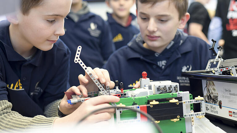 Volle Konzentration auf den selbst programmierten Roboter: Schüler aus Unterfranken stellten sich in der Wolfskeel-Realschule in Würzburg den Herausforderungen der First Lego League. Volle Konzentration auf den selbst programmierten Roboter: Schüler aus Unterfranken stellten sich in der Wolfskeel-Realschule in Würzburg den Herausforderungen der First Lego League.