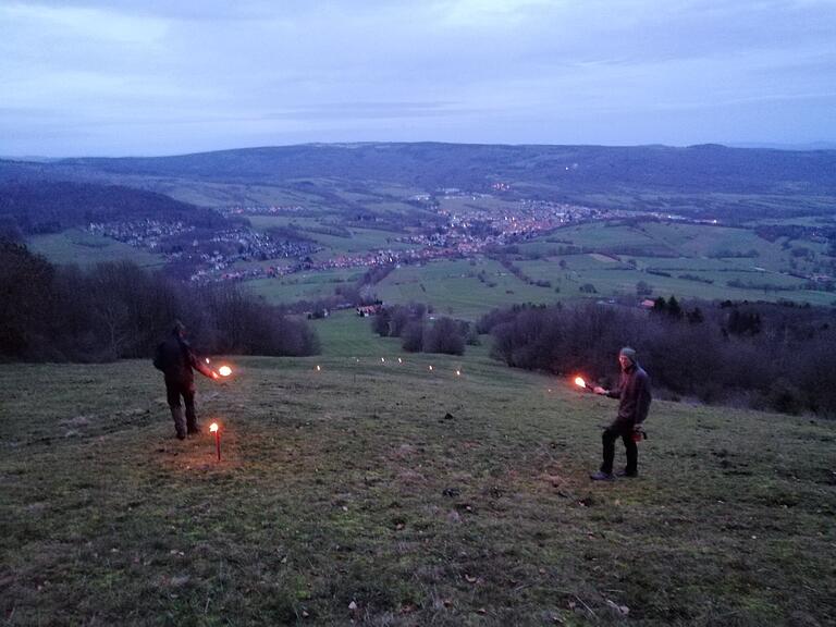 In der Dämmerung wurden die Fackeln entzündet, links Stefan Neumann, rechts Organisator Siegfried Neumann.