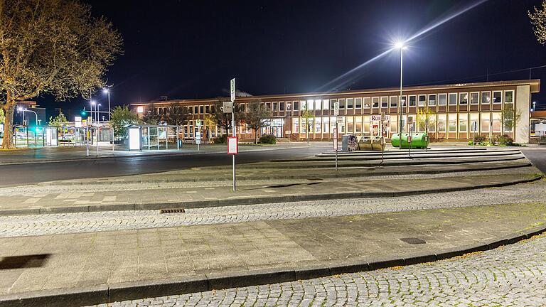 Sieht bei Nacht schöner aus als am Tag, aber immer noch nicht einladend: der Vorplatz am Schweinfurter Hauptbahnhof.