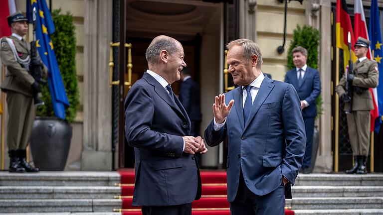 Deutsch-polnische Regierungskonsultationen       -  Olaf Scholz (l) und Donald Tusk treffen sich zu den ersten deutsch-polnischen Regierungskonsultationen seit 2018.