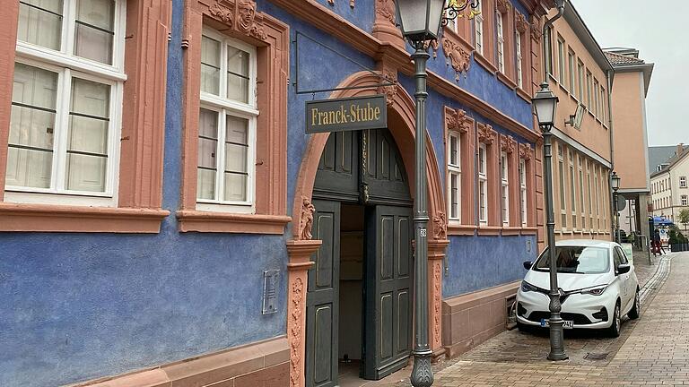 Das Franck-Haus in der Untertorstraße in Marktheidenfeld fällt insbesondere durch seine smalteblau gestrichene Fassade auf. Das Franck-Haus in der Untertorstraße in Marktheidenfeld fällt insbesondere durch seine smalteblau gestrichene Fassade auf.