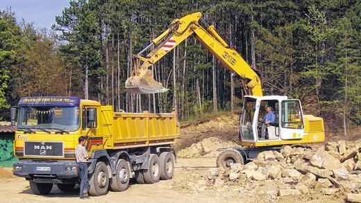 Wechselhafte Geschichte: Eine wechselhafte Geschichte hat der Thüngener Steinbruch erlebt. 1913 wurde mit dem Abbau von Muschelkalk begonnen. Von 1975 und 2004 wurden nur wenige Steine gebrochen. Im Jahre 2005 ließ Inhaber Edi Schwab wieder verstärkt Steine brechen.