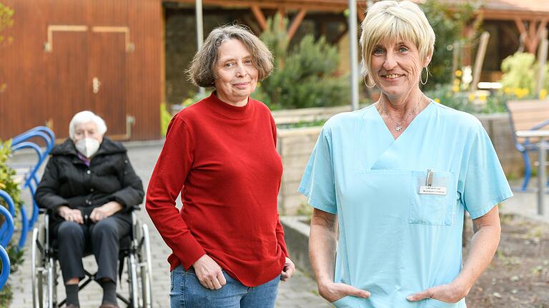 Hiltrud Kempf (rechts) und Andrea Bronnbauer (Mitte, mit einer Bewohnerin des&nbsp;Juliusspital Seniorenstifts) waren bereits Ende der 1980er bei Pflegedemonstrationen in Würzburg dabei. Heute gehen sie wieder gegen den Personalmangel auf die Straße.