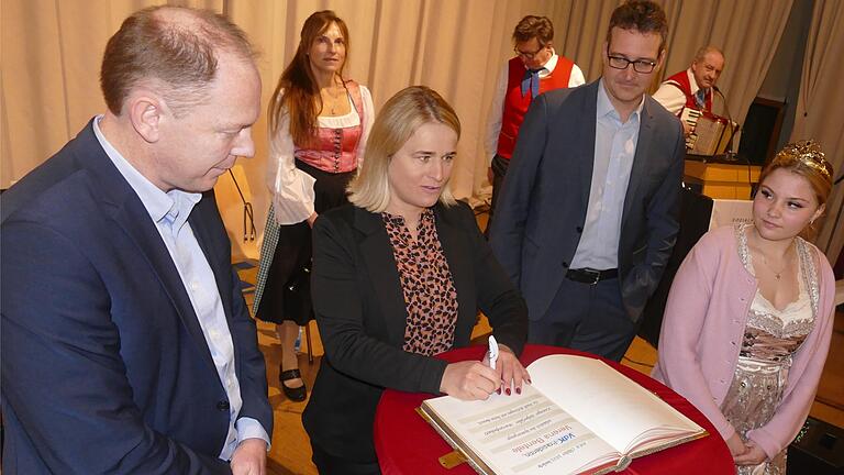 Eine Premiere erlebte VdK-Präsidentin Verena Bentele beim Eintrag ins Goldene Buch der Stadt Kitzingen. Der Eintrag war für sie in Blindenschrift vorbereitet. Mit im Bild (von links) Oberbürgermeister Stefan Güntner, VdK-Bezirksgeschäftsführer Carsten Vetter und Siedlerkönigin Fabienne I. Eine Premiere erlebte VdK-Präsidentin Verena Bentele beim Eintrag ins Goldene Buch der Stadt Kitzingen. Der Eintrag war für sie in Blindenschrift vorbereitet. Mit im Bild (von links) Oberbürgermeister Stefan Güntner, VdK-Bezirksgeschäftsführer Carsten Vetter und Siedlerkönigin Fabienne I.