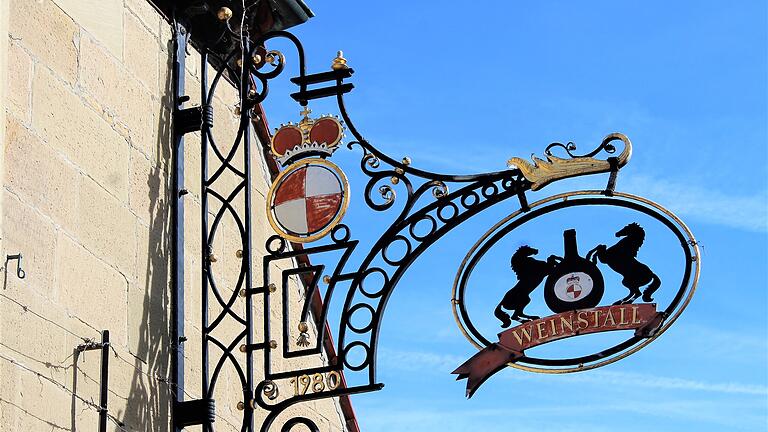 Der schmucke Ausleger am Weinstall in Castell mit fürstlichem Wappen.