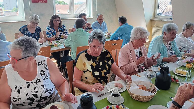 Blick in die Schar der Gäste des Kirchenkaffees der Pfarrgemeinde Unterspiesheim. Im Pfarrzentrum treffen sie sich zum Frühstück und zur Unterhaltung. Blick in die Schar der Gäste des Kirchenkaffees der Pfarrgemeinde Unterspiesheim. Im Pfarrzentrum treffen sie sich zum Frühstück und zur Unterhaltung.