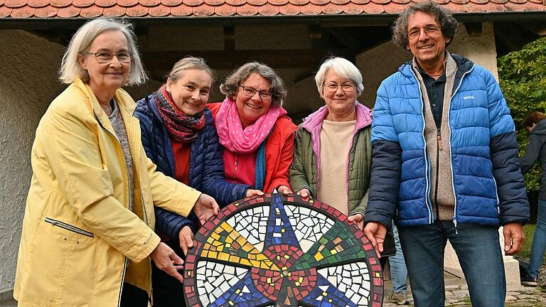 Die Mitglieder des AK „Glaub mal!“ mit dem neu gestalteten Bruder-Klaus-Meditationsrad (v.l.): Katharina Ländner-Mack, Isolde Löb, Helene Sauter, Barbara Düchs und Wolfgang Scharl.