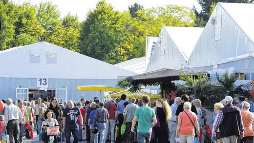 Sechs von zehn Besuchern wollen auch zur nächsten ufra kommen       -  (fan)   Sechs von zehn Besuchern wollen auch die nächste ufra in zwei Jahren wieder besuchen. Das hat die zur Halbzeitbilanz der laufenden Unterfrankenausstellung 2014 erfolgte Befragung von 431 Besuchern ergeben. Auch daran, dass knapp Dreiviertel aller Besucher aus Schweinfurt und einem Umkreis von 25 Kilometer kommen, hat sich seit 2012 nichts geändert. ufra-Chef Heinrich Sandner trug die Zahlen vor und freute sich auch, dass knapp 90 Prozent der Befragten angegeben haben, der Besuch habe sich gelohnt, beziehungsweise sehr gelohnt. Wie schon im Vorfeld berichtet, ist auf der seit Samstag laufenden ufra wieder die ganze Vielfalt der Wirtschaftsbranchen der Region vertreten &ndash; vom Bauen und Wohnen, der Haushaltsausstattung, Heizung, Sanitär und Energie über Stadtwerke, Behörden, Polizei, Bundeswehr, Sozialverbände und gemeinnützige Einrichtungen bis hin zu Innungen, FH und den Partnerstädten sowie dem Wellness- und Gesundheitssektor (im Bild). Auch der Bund Naturschutz ist mit einem Stand in Halle 22 vertreten.