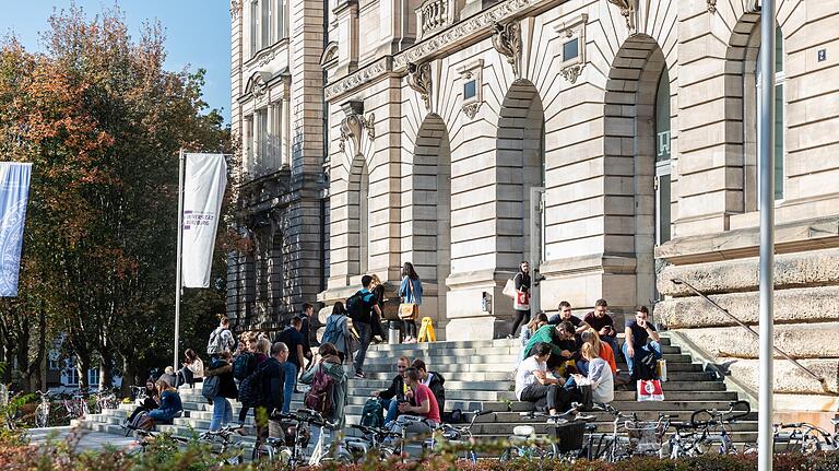 Studierende vor der Neuen Uni am Sanderring: Hier finden an diesem Mittwoch und Donnerstag die 17. Hochschulinformationstage statt.