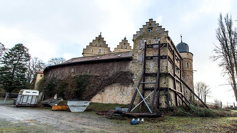 Knapp zwei Millionen Euro hat der Freistaat inzwischen für Notsicherungsmaßnahmen an Schloss Mainberg investiert. Teile des Bauwerks sind seitdem eingerüstet.&nbsp;