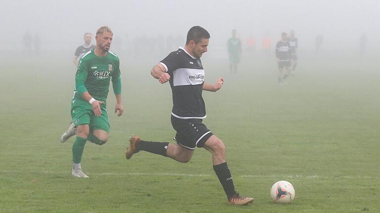 Kevin Steinmann (links) vom TSV Abtswind verfolgt Kai Bäuerlein vom FC Geesdorf. Das zweite Landkreisderby in der Fußball-Bayernliga zwischen Geesdorf und Abtswind geht als 'Nebel-Spiel' in die Geschichte ein.