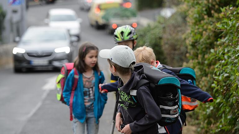 Gefährlicher Schulweg: Eine Gruppe von Kindern im Juni 2018 auf dem Weg zur Grundschule in Versbach. Eltern beklagen, dass durch die Verkehrsführung zahlreiche Gefahren auf die Kinder lauern.