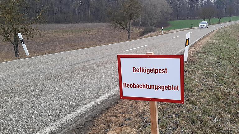 Ein neuer Fall der Geflügelpest wurde im Landkreis Würzburg festgestellt. Teile des Main-Tauber-Kreises sind als Sperrbezirk oder als Beobachtungsgebiet deklariert. Tafeln an den Hauptzufahrtswegen weisen darauf hin. Ein neuer Fall der Geflügelpest wurde im Landkreis Würzburg festgestellt. Teile des Main-Tauber-Kreises sind als Sperrbezirk oder als Beobachtungsgebiet deklariert. Tafeln an den Hauptzufahrtswegen weisen darauf hin.