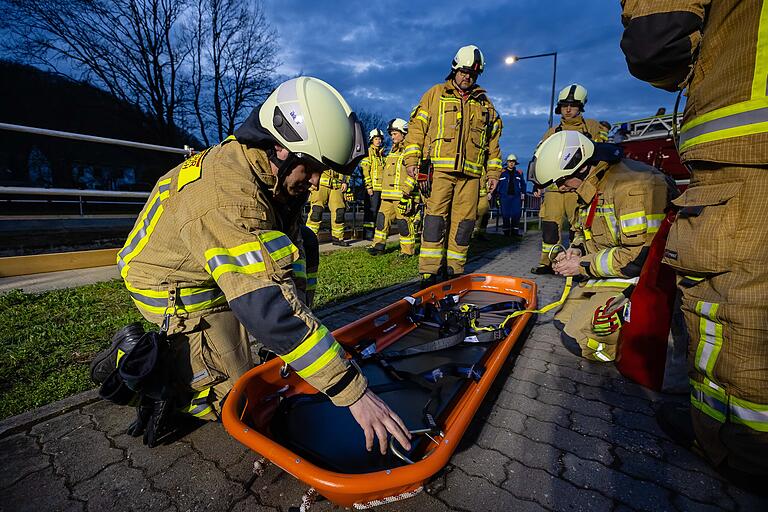 Die Feuerwehrleute bereiten den Rettungsschlitten für die Übung vor. Die Feuerwehrleute bereiten den Rettungsschlitten für die Übung vor. 