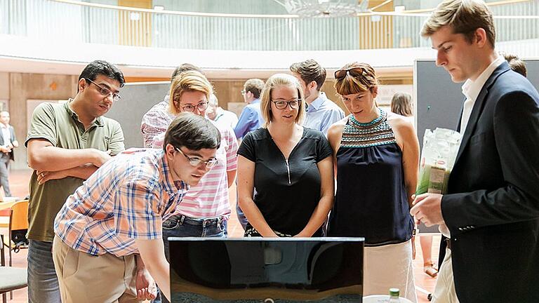 Sechs studentische Teams erarbeiteten in Zusammenarbeit mit Unternehmen Konzepte zu individuellen Fragestellungen.