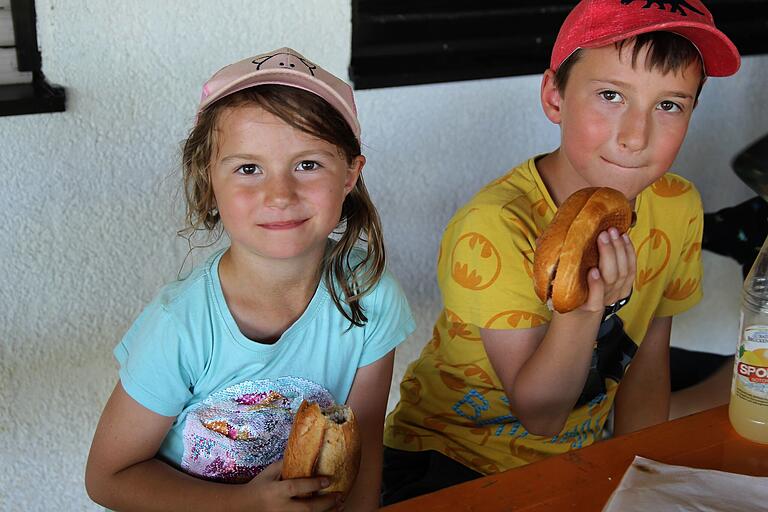 Sehr lecker: Nora und Moritz Hafner wissen die Grillkünste von Opa Weinbeer zu schätzen. Sehr lecker: Nora und Moritz Hafner wissen die Grillkünste von Opa Weinbeer zu schätzen.