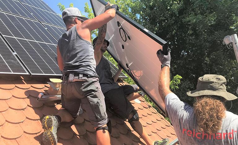 Von der Sonne beschienen: Bei Kitzinger Elektrobetrieb Reichhard boomt das Geschäft mit Solar- und Photovoltaikanlagen. Von der Sonne beschienen: Bei Kitzinger Elektrobetrieb Reichhard boomt das Geschäft mit Solar- und Photovoltaikanlagen.