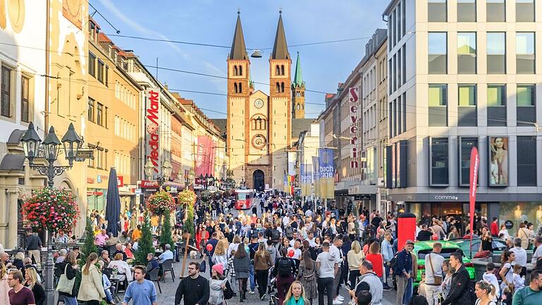 Den Mantelsonntag in Würzburg nutzten im vergangenen Jahr viele Menschen, um in der Stadt Einkaufen zu gehen.