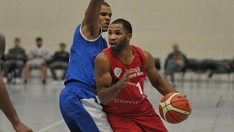Marcellus Barksdale (rechts, Archivfoto) erzielte gegen die Artland Dragons sagenhafte 43 Punkte und versenkte sieben Dreier. Marcellus Barksdale (rechts, Archivfoto) erzielte gegen die Artland Dragons sagenhafte 43 Punkte und versenkte sieben Dreier.