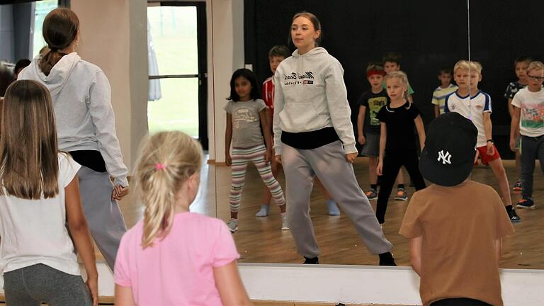 Hip Hop mit Milana Braun für die Röthleiner Ferienspaß-Kids in der DDC-Factory in Schweinfurt.