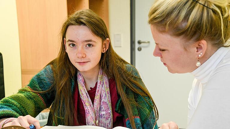 Béla Noll mit seiner Schulbegleiterin Silvana Guckes. Sie unterstützt beim Organisieren des Schulalltags.