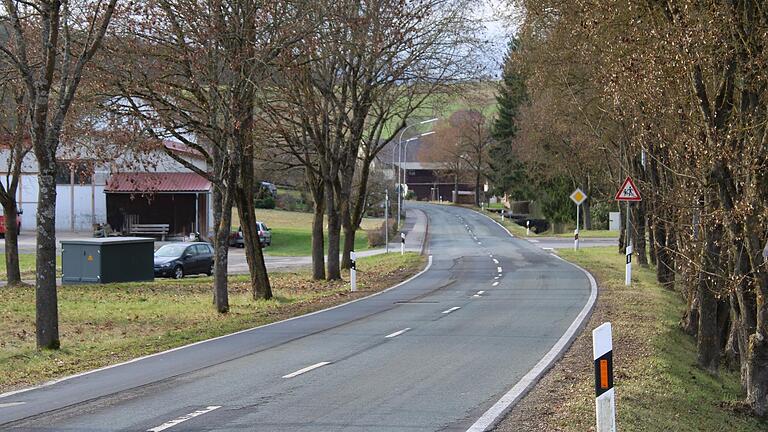 Sobald die Straßenbaumaßnahmen zwischen Hainhof und Frickenhausen abgeschlossen sind, steht bereits die nächste Baumaßnahme in Frickenhausen an. Im Jahr 2024 sollen Fahrbahn und Gehsteige in der kompletten Seestraße, beginnend von der Besengaustraße bis Ortsausgang Richtung Oberstreu, umfassend saniert werden. Hierfür ist eine Zeitraum von ca. eineinhalb Jahren veranschlagt.