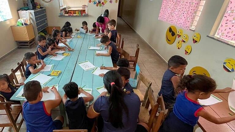 Kinder im brasilianischen Óbidos schreiben Briefe an das Christkind aus der Weihnachtspostfiliale in Himmelstadt.