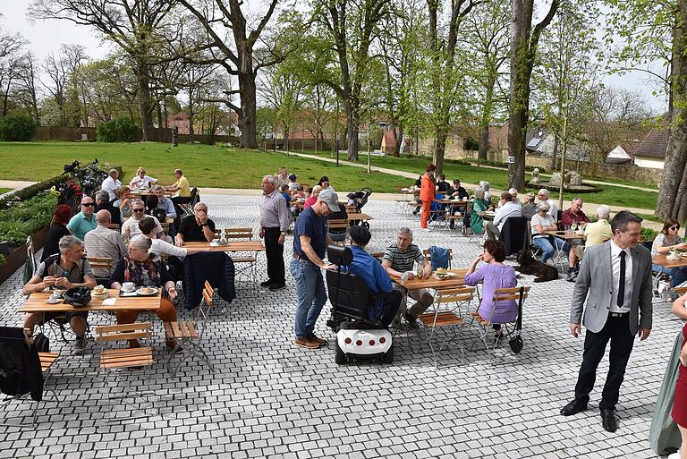 Regen Zuspruch fand die Eröffnung des Schloss-Cafés in Oberschwappach. Regen Zuspruch fand die Eröffnung des Schloss-Cafés in Oberschwappach.