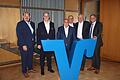 Auf der Vertreterversammlung (von links): Vorstandsmitglied Dirk Schlenker, stellvertretender Vorstandsvorsitzender Holger Engelhardt, stellvertretender Bürgermeister Gerhard Baumann, Vorstandsmitglied Marco Garcia, Vorstandsvorsitzender Michael Schneider und Aufsichtsratsvorsitzender Bernd Kober.
