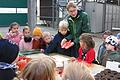 Michele Gernert erklärt den Kindern der zweiten Klasse das Innenleben des Gemüses.