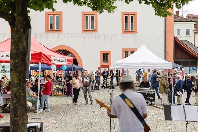 Das Demokratiefest, das 2024 auf dem Haßfurter Marktplatz stattfand, war eine von vielen Aktionen, die durch 'Demokratie leben!' gefördert wurden. Das Demokratiefest, das 2024 auf dem Haßfurter Marktplatz stattfand, war eine von vielen Aktionen, die durch 'Demokratie leben!' gefördert wurden.