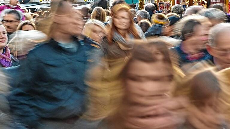 Weihnachtsmarkt Frankfurt       -  Eine Menge aus Individuen. Nach welchen Werten lebt jeder?