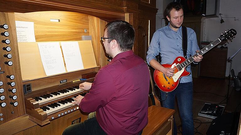 Eine ungewöhnliche Kombination: Steffen Link an der Orgel und Florian Homberg an der Gitarre. Das Konzert in der Klosterkirche am Kreuzberg begeisterte. Eine ungewöhnliche Kombination: Steffen Link an der Orgel und Florian Homberg an der Gitarre. Das Konzert in der Klosterkirche am Kreuzberg begeisterte.