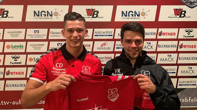 Fand über die Eberner Fußball-Akadamie den Weg zum TSV Aubstadt: Chris-Stephan Dierke (links), hier mit TSV-Trainer Victor Kleinhenz. Fand über die Eberner Fußball-Akadamie den Weg zum TSV Aubstadt: Chris-Stephan Dierke (links), hier mit TSV-Trainer Victor Kleinhenz.