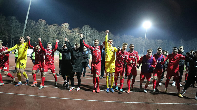 'Hey, hey! Derbysieger! Derbysieger!' - Die Spieler des FC Würzburger Kickers bedanken sich nach dem 4:1-Erfolg beim FC Schweinfurt 05 bei ihren rund 900 mitgereisten Fans. 'Hey, hey! Derbysieger! Derbysieger!' - Die Spieler des FC Würzburger Kickers bedanken sich nach dem 4:1-Erfolg beim FC Schweinfurt 05 bei ihren rund 900 mitgereisten Fans.