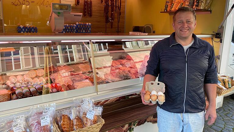 Mathias Huscher verkauft unter anderem auf dem Grünen Markt in Kitzingen Produkte wie Eier, Fleisch und Wurst. Diese stellt er mit seiner Familie auf dem Geflügelhof Huscher in Rehweiler her. Mathias Huscher verkauft unter anderem auf dem Grünen Markt in Kitzingen Produkte wie Eier, Fleisch und Wurst. Diese stellt er mit seiner Familie auf dem Geflügelhof Huscher in Rehweiler her.