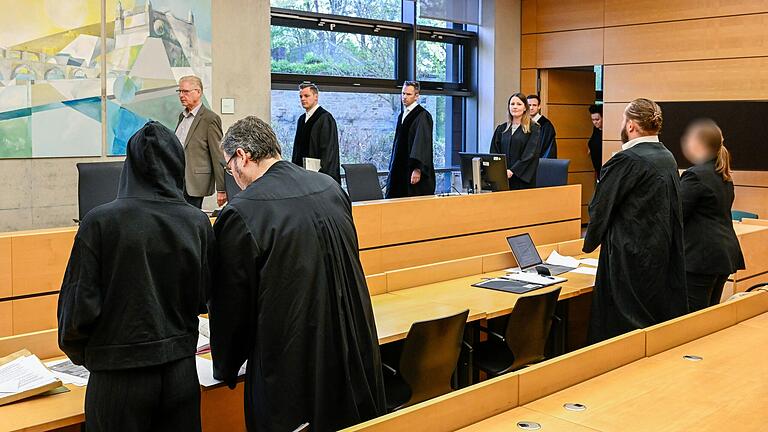 Eine 30-jährige Erzieherin und ihre 37 Jahre alte frühere Vorgesetzte mit ihren Anwälten vor dem Landgericht Würzburg: Sie sind wegen mutmaßlicher Misshandlung von Kindern in der Kita Greußenheim angeklagt. Eine 30-jährige Erzieherin und ihre 37 Jahre alte frühere Vorgesetzte mit ihren Anwälten vor dem Landgericht Würzburg: Sie sind wegen mutmaßlicher Misshandlung von Kindern in der Kita Greußenheim angeklagt.