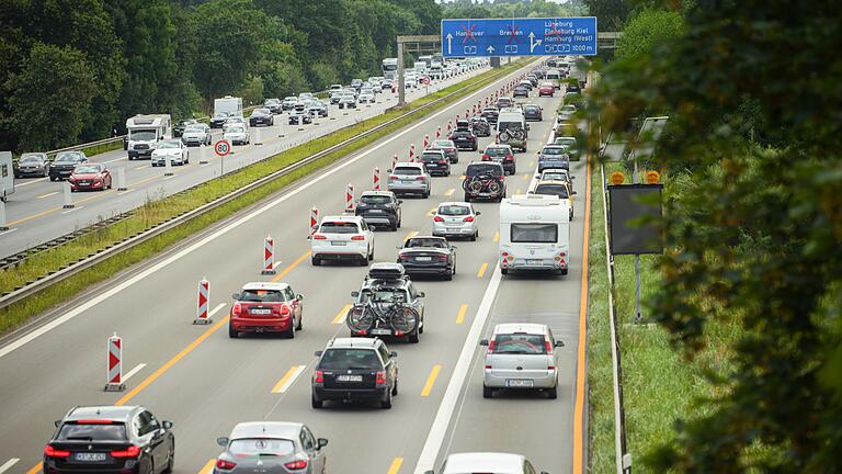 ADAC erwartet heftiges Stau-Wochenende - Reisende brauchten am Wochenende viel Geduld. Deutschlandweit waren die Straßen voll. ADAC erwartet heftiges Stau-Wochenende - Reisende brauchten am Wochenende viel Geduld. Deutschlandweit waren die Straßen voll.