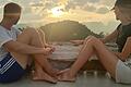 Sebastian Leisgang und Elena Brenneis genießen auf ihrer zwölfmonatigen Weltreise einen Sonnenuntergang in Krabi, Thailand.