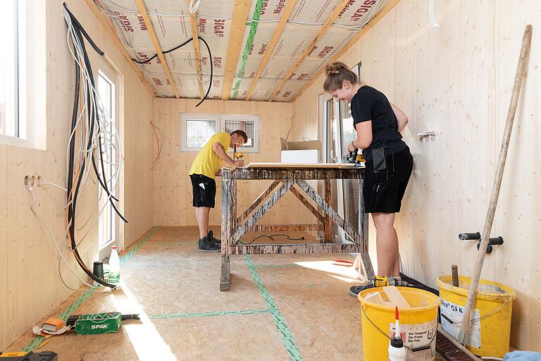 Das Tiny House ist nur 8,44 Meter lang – dieses Foto wurde vom Türrahmen des Badezimmers aus aufgenommen. An die Stirnseite kommt das Bett, die Matratze wird dann ungefähr auf Höhe des Fensters sein, damit darunter Platz für Kleidung ist. Das Tiny House ist nur 8,44 Meter lang – dieses Foto wurde vom Türrahmen des Badezimmers aus aufgenommen. An die Stirnseite kommt das Bett, die Matratze wird dann ungefähr auf Höhe des Fensters sein, damit darunter Platz für Kleidung ist.