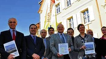 Verein gegründet: Die Gemeindeoberhäupter der Hofheimer Allianz mit Vertretern des Amts für Ländliche Entwicklung und der Regierung von Unterfranken. Verein gegründet: Die Gemeindeoberhäupter der Hofheimer Allianz mit Vertretern des Amts für Ländliche Entwicklung und der Regierung von Unterfranken.
