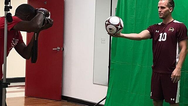 Uni-Sport ist in den USA eine große Sache. Deshalb bekommt Thilo Wilke auch Autogrammkarten. Uni-Sport ist in den USA eine große Sache. Deshalb bekommt Thilo Wilke auch Autogrammkarten.