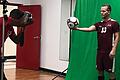 Uni-Sport ist in den USA eine große Sache. Deshalb bekommt Thilo Wilke auch Autogrammkarten.