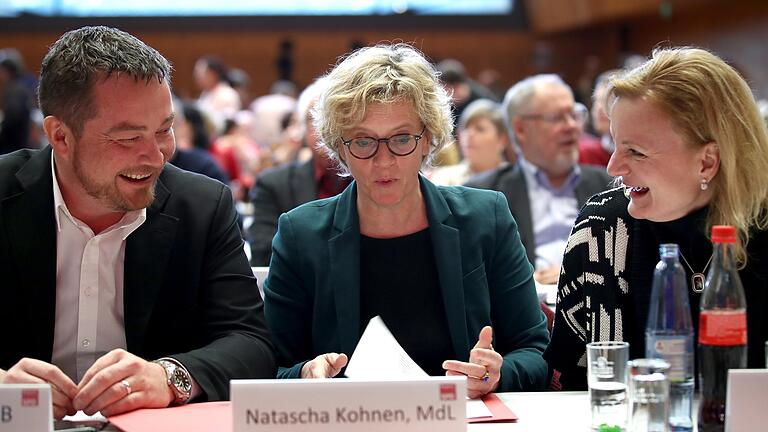 Gute Stimmung am politischen Abgrund: Bayern-SPD-Chefin Natascha Kohnen (M), Landes-Vize Marietta Eder (rechts) und Uli Grötsch, Generalsekretär der SPD in Bayern. Gute Stimmung am politischen Abgrund: Bayern-SPD-Chefin Natascha Kohnen (M), Landes-Vize Marietta Eder (rechts) und Uli Grötsch, Generalsekretär der SPD in Bayern.