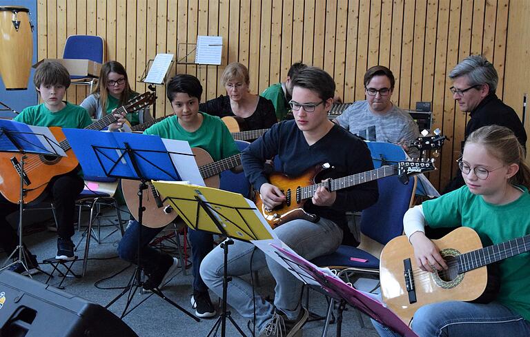 Die Gitarrengruppe unter Leitung von Petra Helfrich (4. von links) spielte unter anderem 'Love me like you do'. Die Gitarrengruppe unter Leitung von Petra Helfrich (4. von links) spielte unter anderem 'Love me like you do'.