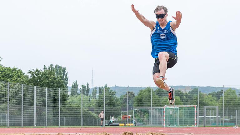 Sebastian Schäfer bei einem Trainingssprung auf dem Sportgelände der TG Würzburg. Im Blindenweitsprung verbesserte der 37-Jährige den deutschen Rekord auf 5,20 Meter. Sebastian Schäfer bei einem Trainingssprung auf dem Sportgelände der TG Würzburg. Im Blindenweitsprung verbesserte der 37-Jährige den deutschen Rekord auf 5,20 Meter.